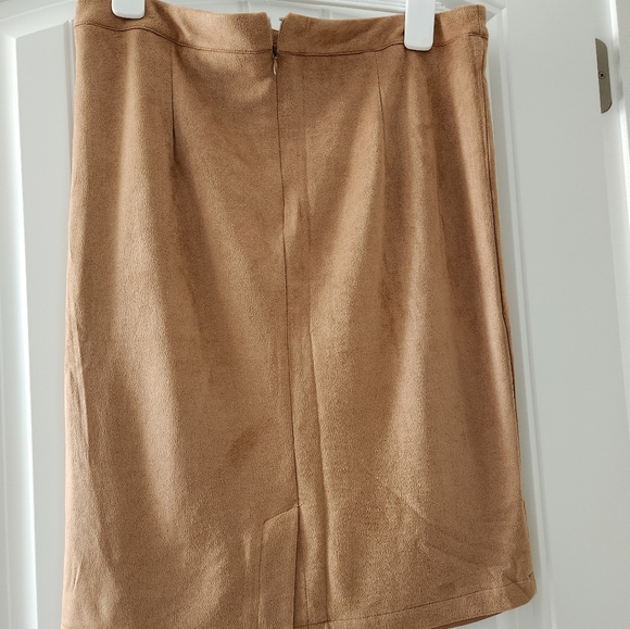 Lulu's faux suede skirt - Picture 2 of 3